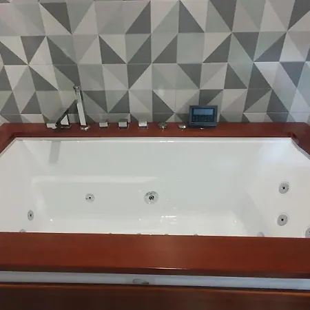 Trece Llaves Jacuzzi Bajo Reserva * Μέριδα