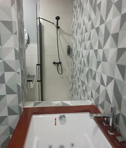 Trece Llaves Jacuzzi Bajo Reserva *